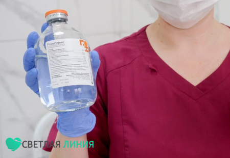 Врач с раствором для капельницы